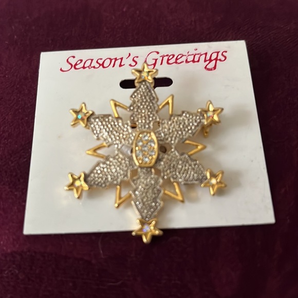 NWT Gold and crystal snowflake pin brooch - Picture 2 of 7